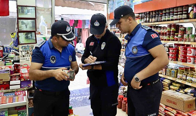 Terme'de zabıta ekipleri marketleri denetledi