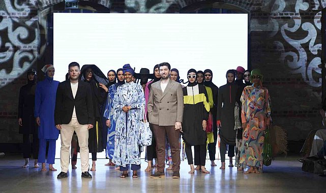 Tesettür mayo defilesinde Halima Aden rüzgarı esti