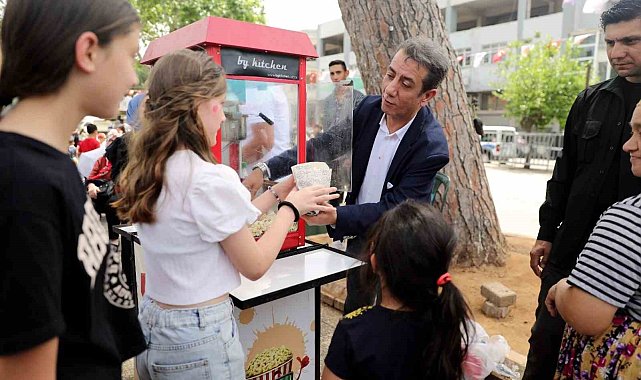 Tezgah başına geçen Başkan Yetişkin, gençlere patlamış mısır dağıttı