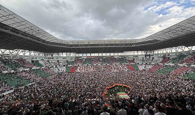 TFF 2. Lig Kırmızı Grup&#039;ta Amed Sportif Faaliyetler, ligin 38. haftasında Menemen FK ile 0-0 berabere kalarak sezonu 81 puanla lider tamamladı ve Trendyol 1. Lig&#039;e yükselmeye hak kazandı.