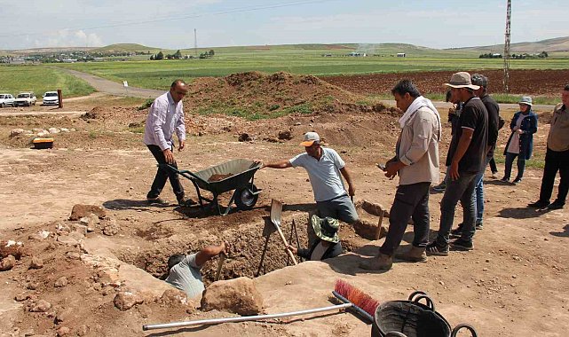 Tharsa Antik Kentte iki boğa başı bulunan mezar bulundu