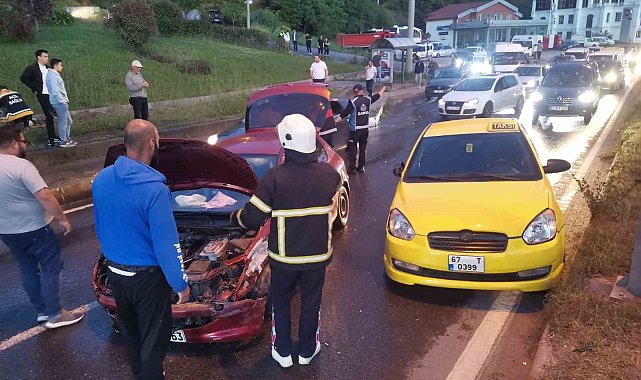 Ticari taksi ile otomobil çarpıştı