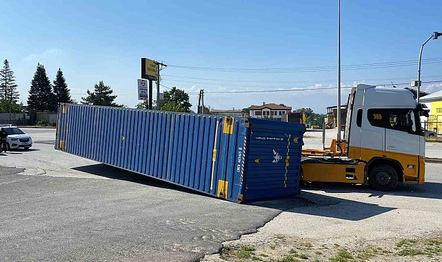 Tırın taşıdığı konteyner yola düştü