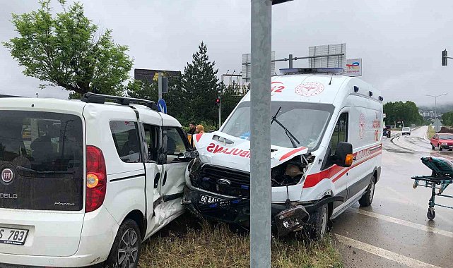 Tokat'ta ambulans ile panelvan araç çarpıştı: 3 yaralı