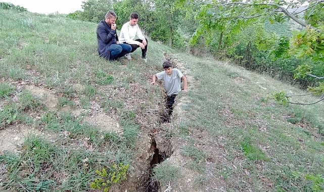 Tokat'ta deprem sonrası insan boyunda çatlaklar oluştu