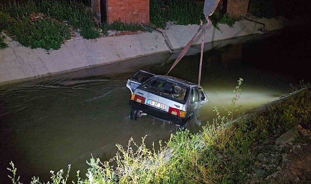 Tokat'ta su kanalına düşen otomobil vinç ile çıkartıldı