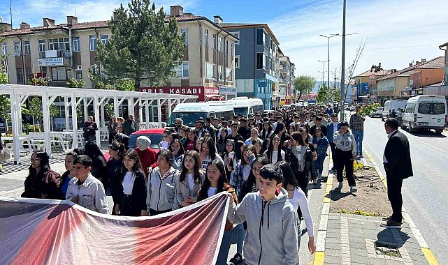 Tomarza'da, coşkulu gençlik yürüyüşü