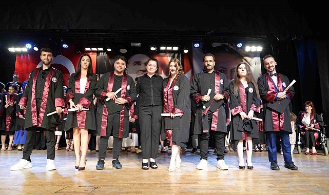Trabzon'da İletişim Fakültesi'nde mezuniyet sevinci