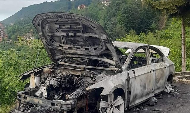 Trabzon'da park halindeki otomobil alev alev yandı