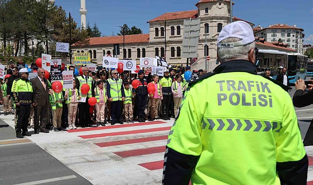 Trafik Haftası etkinliğinde validen öğrencilere simit