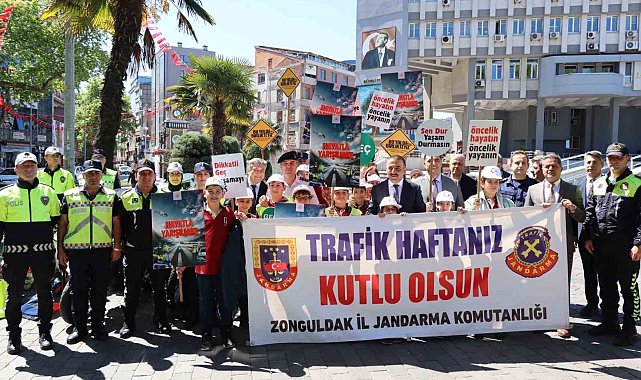 Trafik Haftası kutlamasına katılanlara kırmızı düdük dağıtıldı