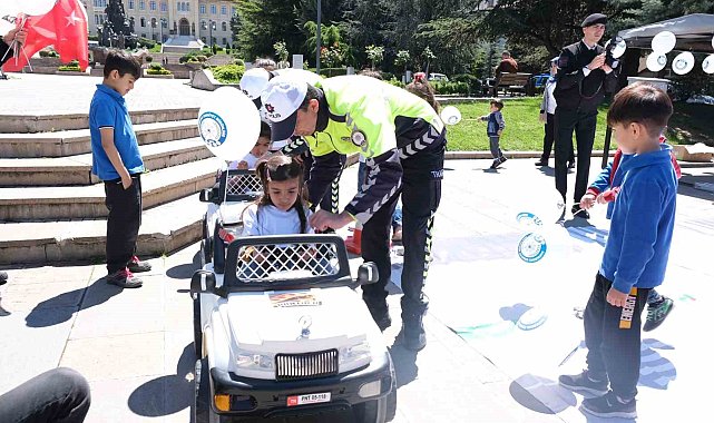 Trafik kuralları yolda sürücülere, meydanda çocuklara anlatıldı