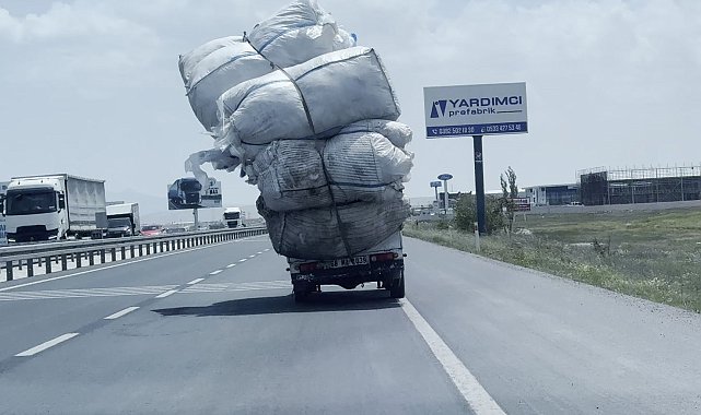 Trafikte &quot;devrildi devrilecek&quot; kamyonet şok etti