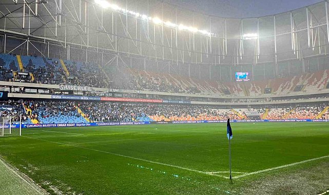 Trendyol Süper Lig'in 36. haftasında oynanan Adana Demirspor - Gaziantep FK maçına yoğun yağış sebebiyle 12. dakikada ara verildi.