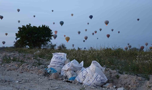 Turistler peribacalarını değil, molozları ve çöpleri seyrediyor