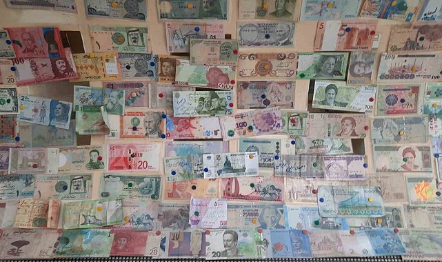 Turistlerin Taksim'de başlatmış olduğu para takma geleneği uzun yıllardır devam ediyor