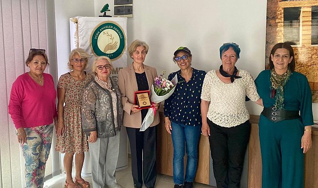 Türk Anneler Derneği Çeşme Şubesi'nden şehit annesine plaket