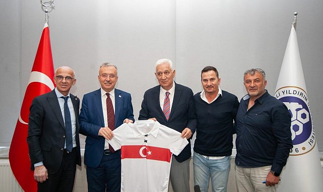 Türk futbolunun unutulmaz isimleri Rektör Levent&#039;i ziyaret etti