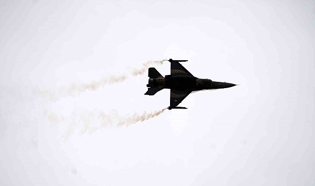Türk pilotundan F16'nın sınırlarını aşan manevralar: SOLOTÜRK'ün nefes kesici gösterisi