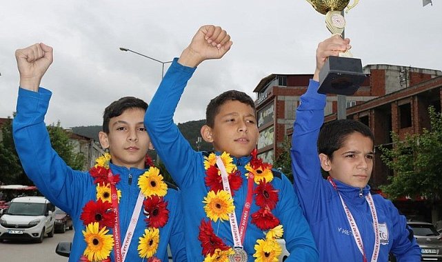 Türkiye şampiyonu güreşçi Kaan Buğra Yüksel ve arkadaşları şehir turu attı