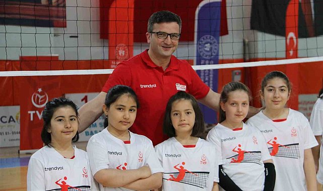 Türkiye'nin 33. Fabrika Voleybolu Gümüşhane'ye açıldı