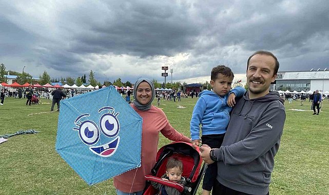 Uçurtma etkinliğinde 7'den 70'e herkes çocuklar gibi eğlendi