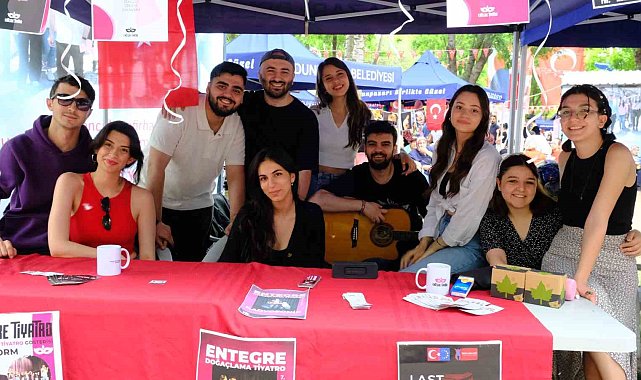 Uluslararası Odunpazarı 3D Gençlik Festivali'nde tiyatro ekipleri stant açtı vatandaşları bilgilendirdi