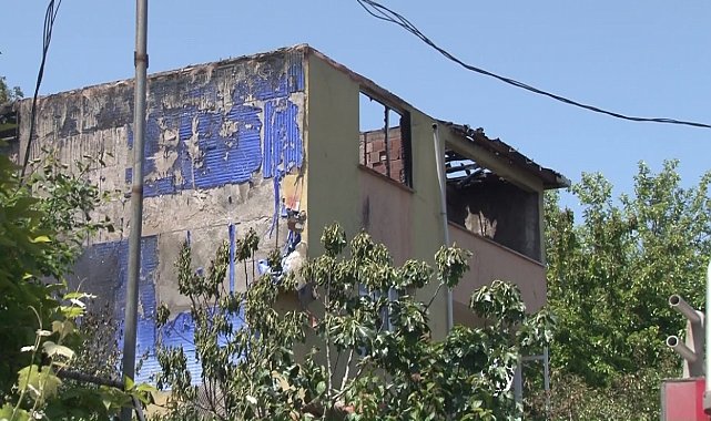 Ümraniye'de gecekonduda çıkan yangın apartmanın çatısına sıçradı