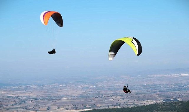 Üniversiteler yamaç paraşütü için Altıeylül'de buluşuyor