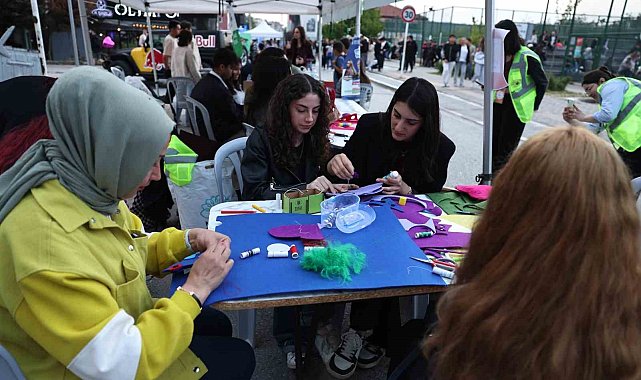 Üniversiteli gençler festivalde eğlenerek stres attı
