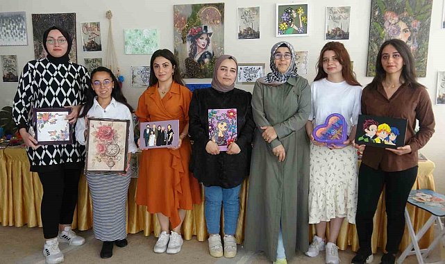 Üniversiteli gençler, geri dönüşümle bin eser üretti