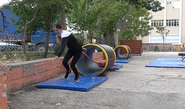 Üniversiteli itfaiye adaylarının düşe kalka komando eğitimi