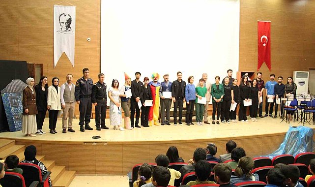 Üniversitelilerden, ilkokul ve özel eğitim öğrencilerine tiyatro şöleni
