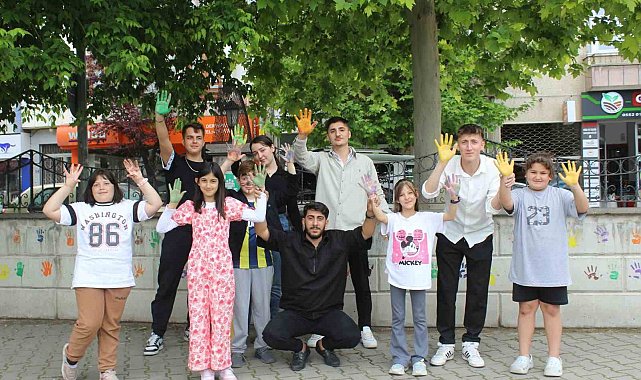 Üniversitesi öğrencileri, çocuklarla oyunlar oynayıp boyama yaptı