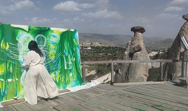 Ünlü Ressam Sevil Duru, suya Kapadokya'da şekil verdi