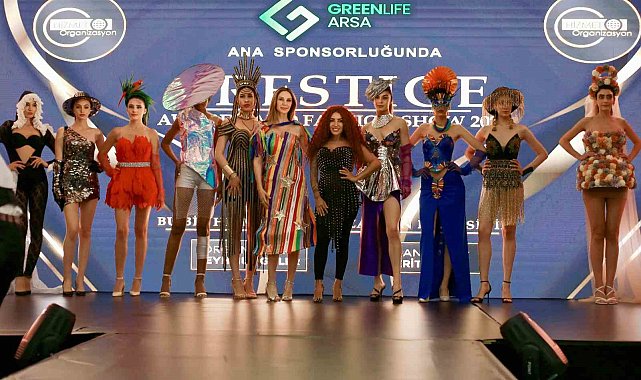 Ünlü tasarımcıdan dikkat çeken defile