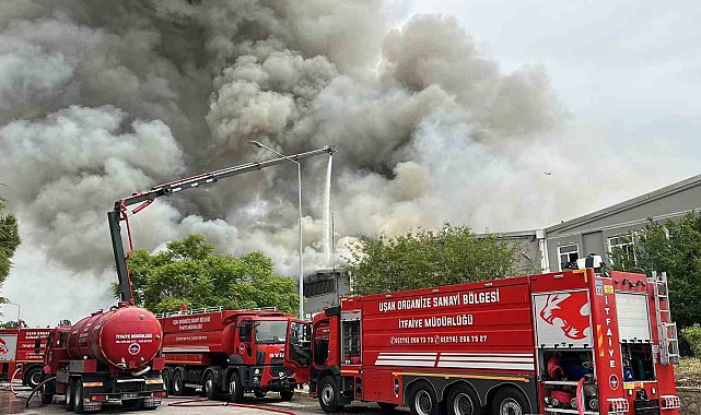 Uşak'ta tekstil fabrikasında çıkan yangına müdahale ediliyor