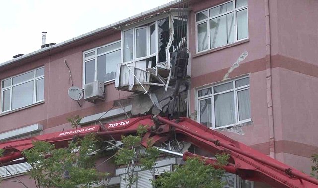 Üsküdar'da beton pompası apartmanın üzerine devrildi: 2 balkon çöktü