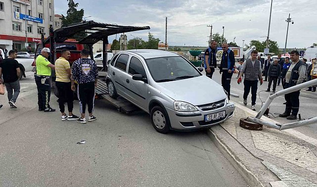 Uzunköprü'de direksiyon hakimiyetini kaybeden sürücü refüje çıktı
