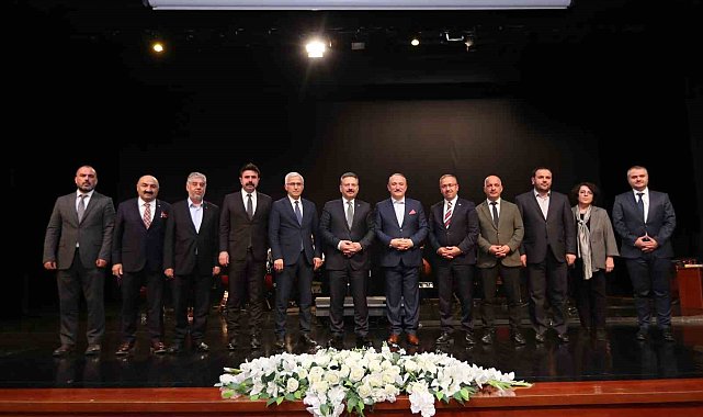 Vali Aksoy 'Mehmet Kemiksiz ile Yunusça İlahiler' programına katıldı