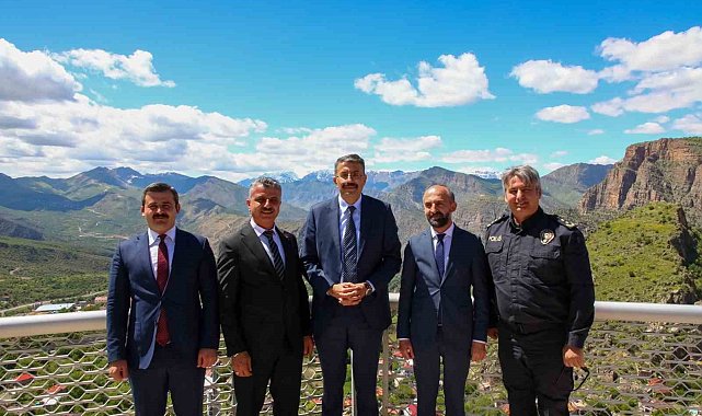 Vali Çelik, Çukurca'ya hayran kaldı