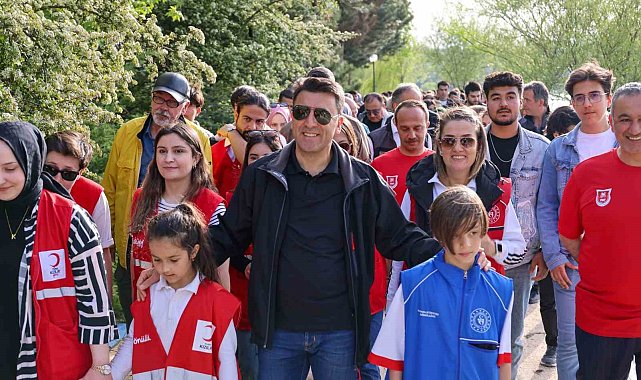 Vali gençlik yürüyüşüne katıldı