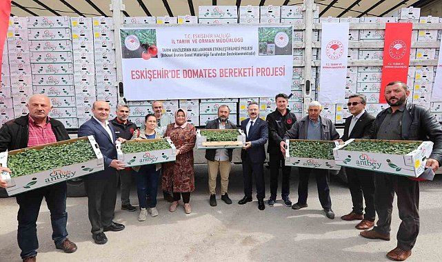 Vali Hüseyin Aksoy çiftçilere domates fidesi dağıttı