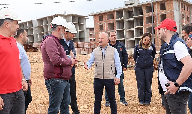 Vali Varol, deprem konutlarında incelemeler yaptı