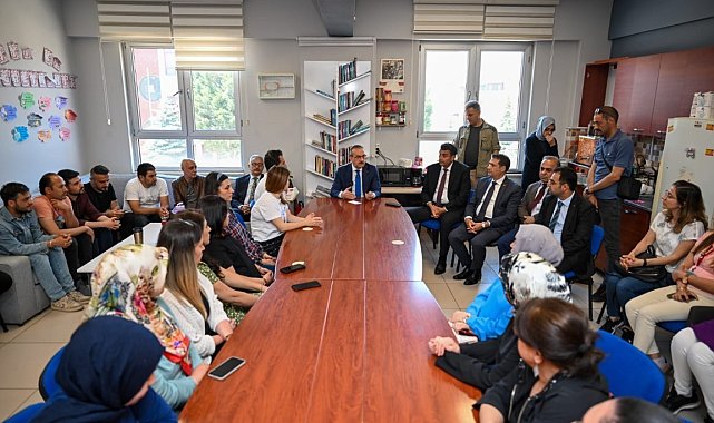 Vali Yavuz, şiddetin yaşandığı ilkokulu ziyaret etti: "Her daim yanınızdayım"