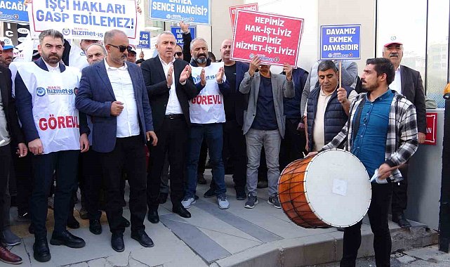 Van'da işten çıkarılan işçiler yürüyüş düzenledi