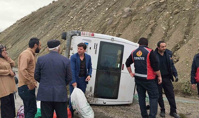 Van'da kontrolden çıkan minibüs yan yattı: 3 yaralı