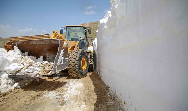 Van'da, Mayıs ayında 5 metreyi bulan karda yol açma çalışması