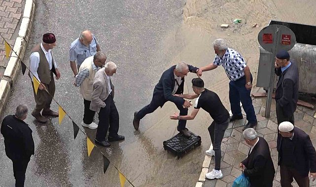 Vatandaşlardan dereye dönen yola 'kasalı' çözüm