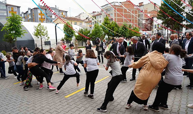 Veliler çocukluklarına döndü: Çocuklarıyla geleneksel oyunları oynadı